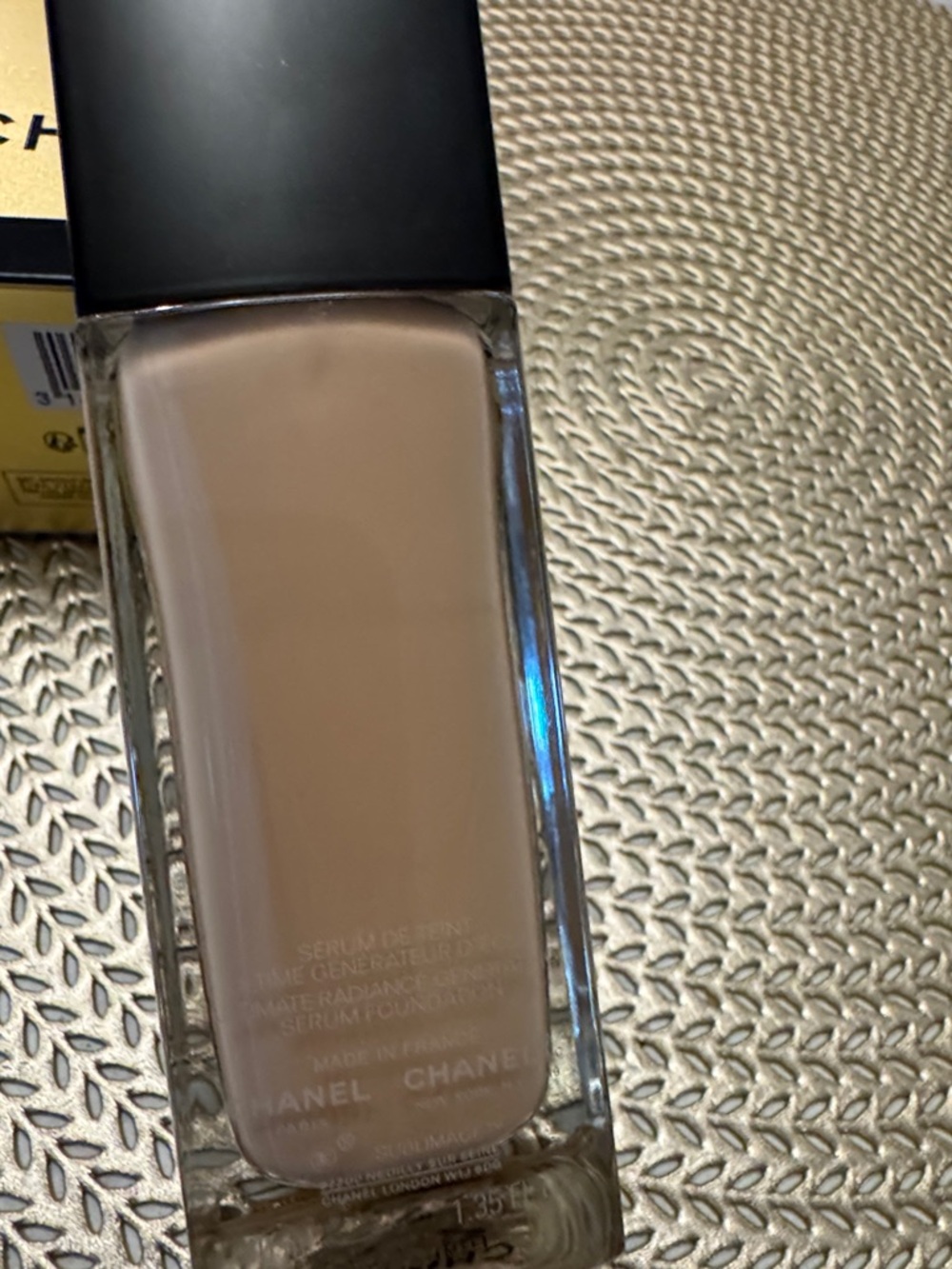 CHANEL Sublimage L'Essence de Teint Foundation - Beige / Gold Packaging - Picture 2 of 4